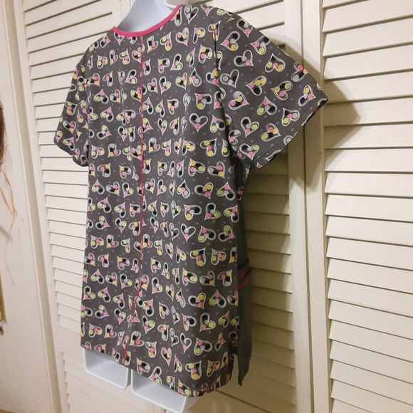 RUNWAY by Cherokee LOVE Scrub Top - Picture 5 of 11